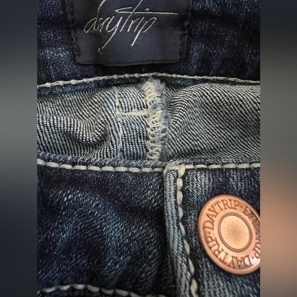 DAYTRIP VIRGO BUCKLE Distressed + Faded  Denim Crop Jeans Size 24 29x24 - Picture 7 of 11